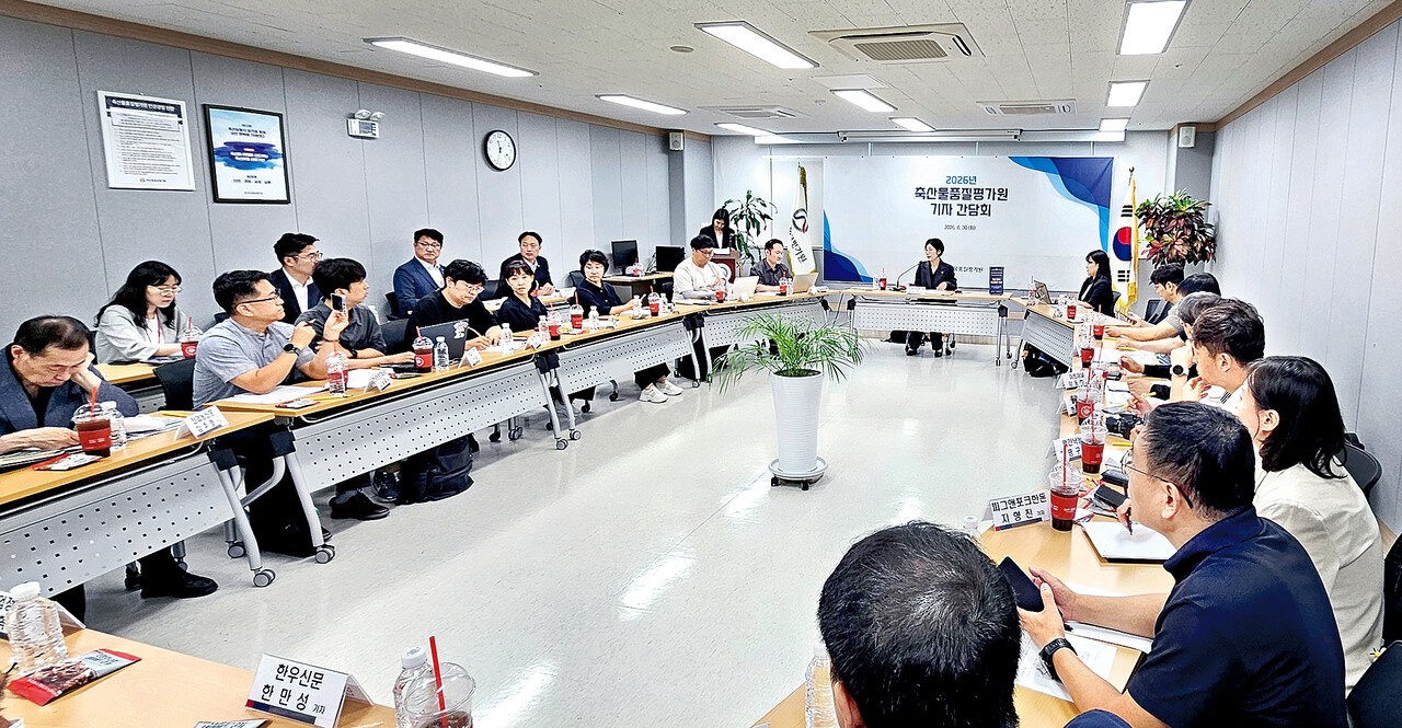 박수진 축산물품질평가원장이 6월 30일 기자간담회를 열고 향후 축평원의 운영 방향에 대해 설명하고 있는 장면. 박 원장은 이날 1시간 30분 넘게 진행된 간담회 시간동안 기자들의 질문에 세세한 부분까지 직접 답변해 이목을 끌기도 했다.&nbsp;