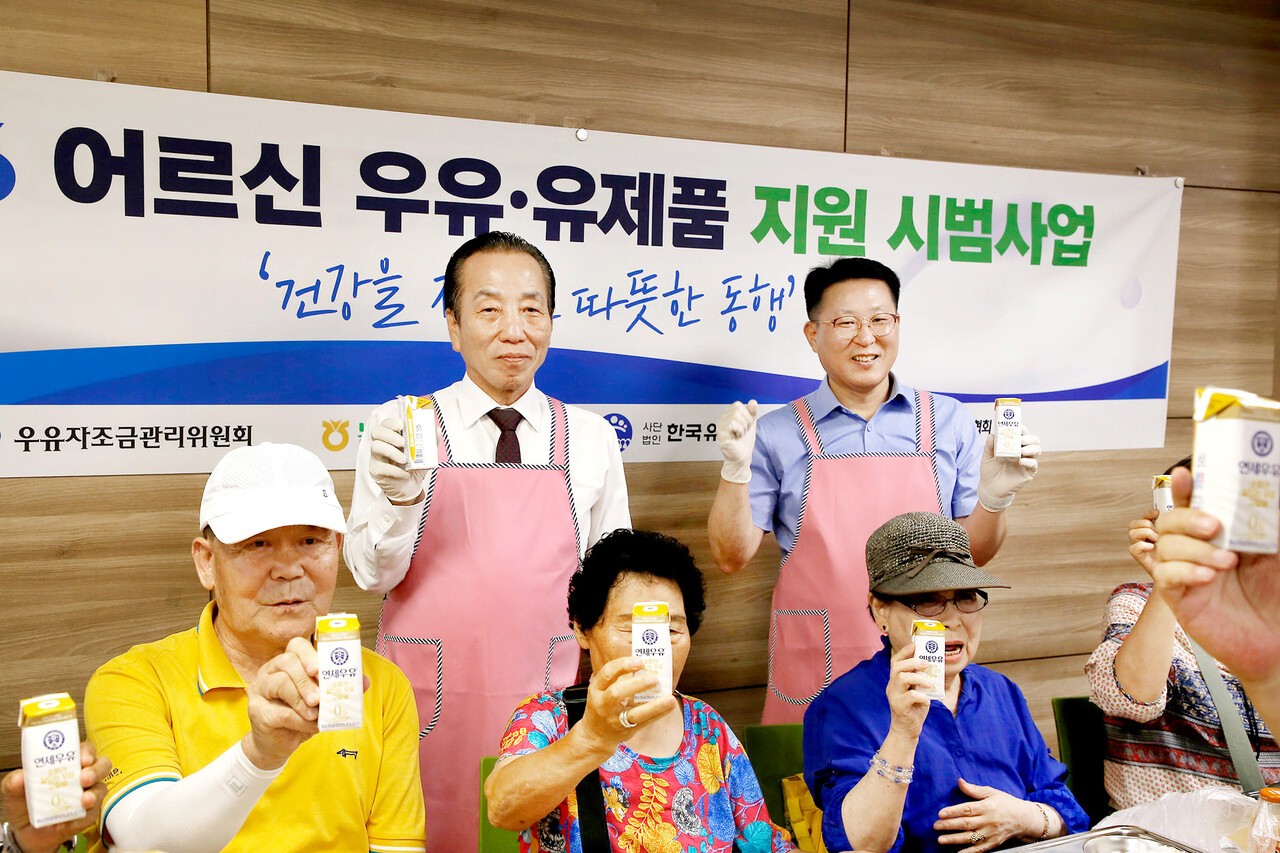 이승호 우유자조금관리위원장과 김종수 농협경제지주 상무는 지난 6일 서울 시립강북노인종합복지관에서 ‘어르신 우유·유제품 지원 시범사업’ 운영 현장을 점검했다.&nbsp;