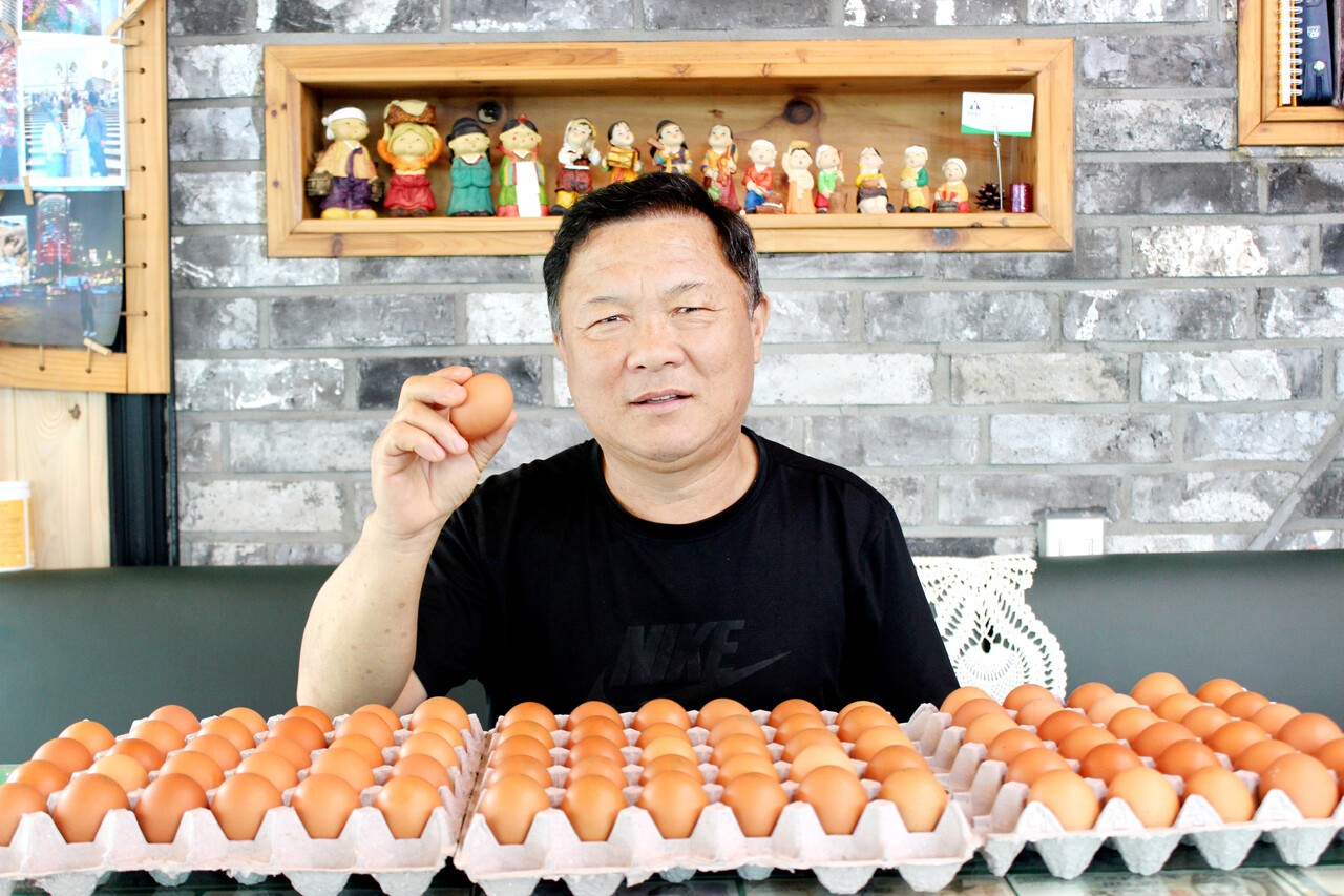 최병철 푸른농장 대표는 건강한 닭이 건강한 알을 생산하는 만큼&nbsp; 닭들에게 최적의 사육환경을 조성하고 소비자에게는 안전한 먹거리를 공급한다는 사명감으로 유기축산을 이어가고 있다.
