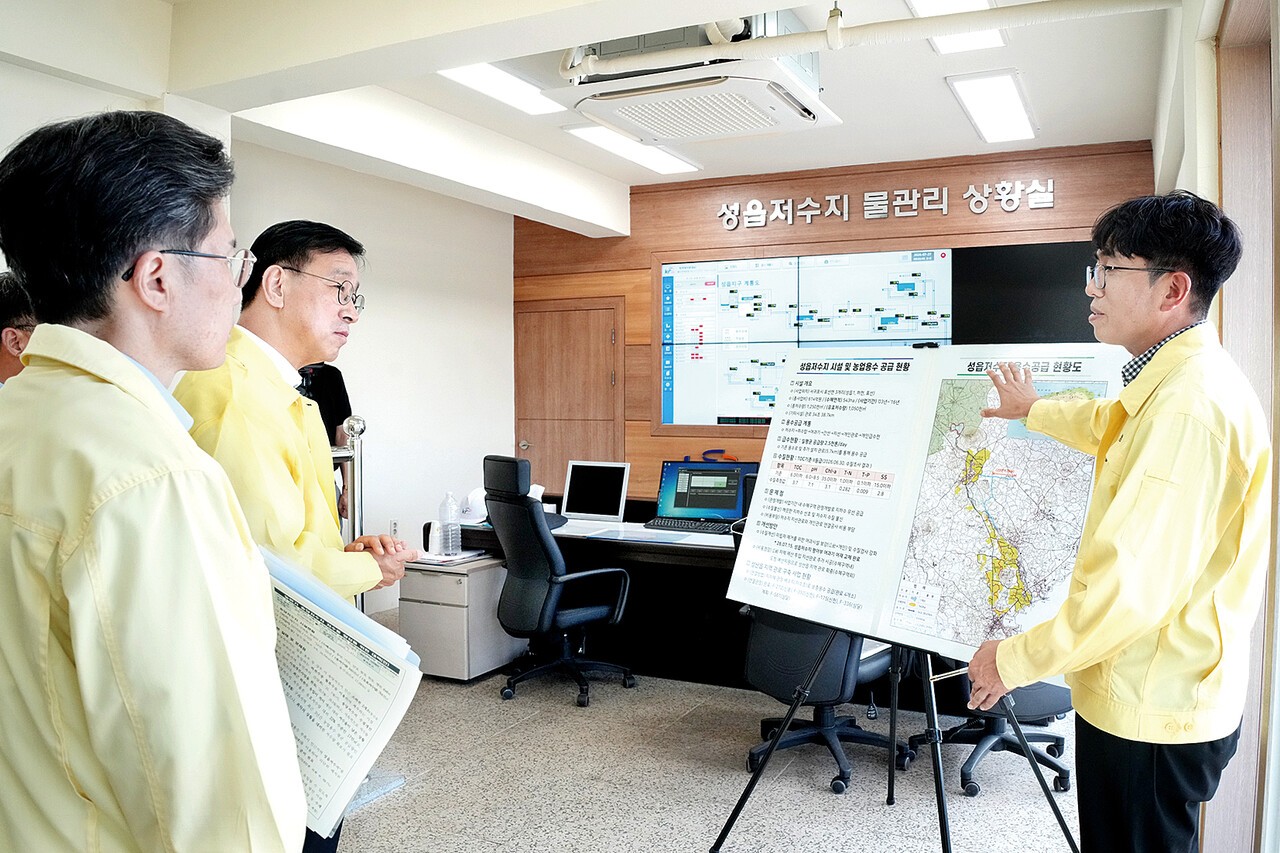 위성곤 제주특별자치도지사가 서귀포시 표선면 성읍저수지를 찾아 농업용수 공급 상황을 점검하고 있다.&nbsp;