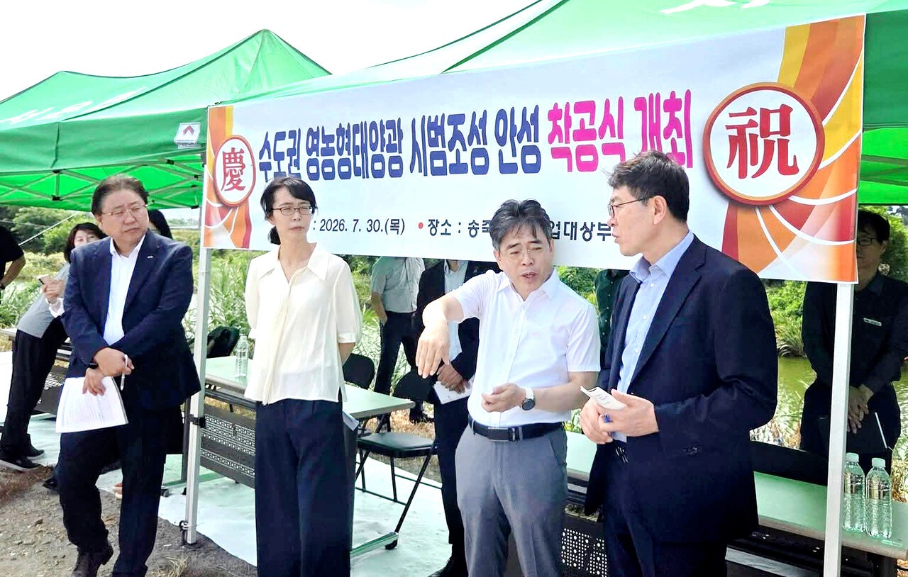 7월 30일 안성 현매리 송죽마을에서 수도권 영농형 태양광 시범조성 착공식이 열렸다. 김정욱 농식품부 농산업혁신정책실장(오른쪽 첫번째)이 착공식 현장을 둘러보고 간담회를 진행했다. 사진=농식품부