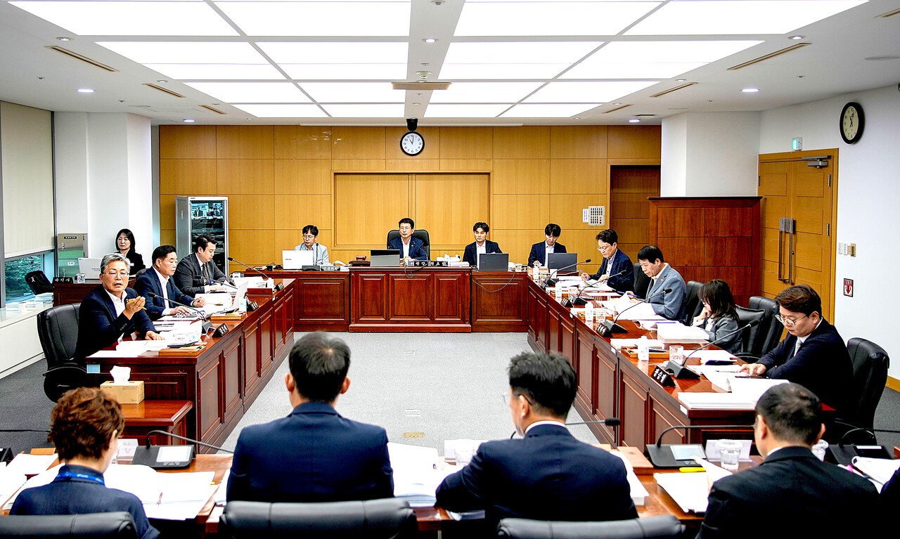 전북특별자치도의회 농업복지환경위원회가 지난달 말 농업·복지 분야 소관 부서의 2026년 하반기 업무 추진상황을 점검하고 주요 현안을 논의하고 있다.