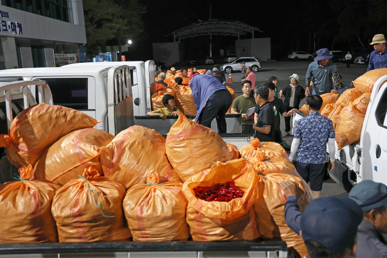 괴산군농산물유통센터 광장에 홍고추직거래시장이 마련돼 8월 한달 동안 6회 열린다.