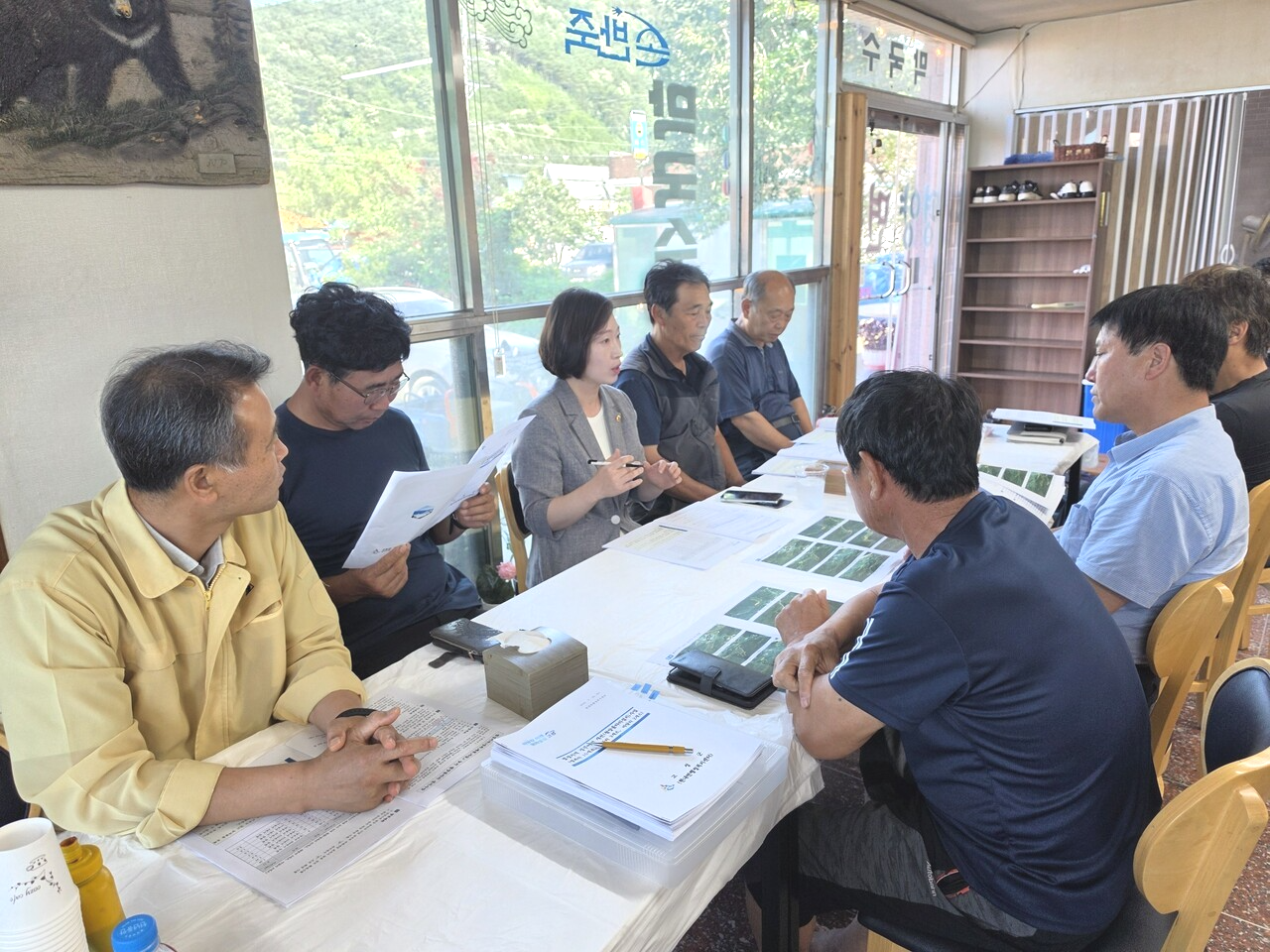 이지영 의원이 고성군 접경지역 철망 울타리 설치 사업 관련 간담회에 참석해 야생동물로 인한 농작물 피해 실태를 점검하고 있다.