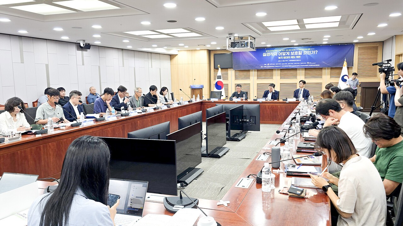 대통령 직속 농어업·농어촌특별위원회는 3일 국회의원회관에서 '농지의 공공성 회복과 이용·보전·관리 방안 모색을 위한 국회 연속 토론회'를 열고 농지 임대차 제도 개편 방안을 논의했다. 이번 토론회는 한국종합농업단체협의회 등 주요 농업인단체도 공동 주관하는 5회 연속 토론회의 첫 행사였다.