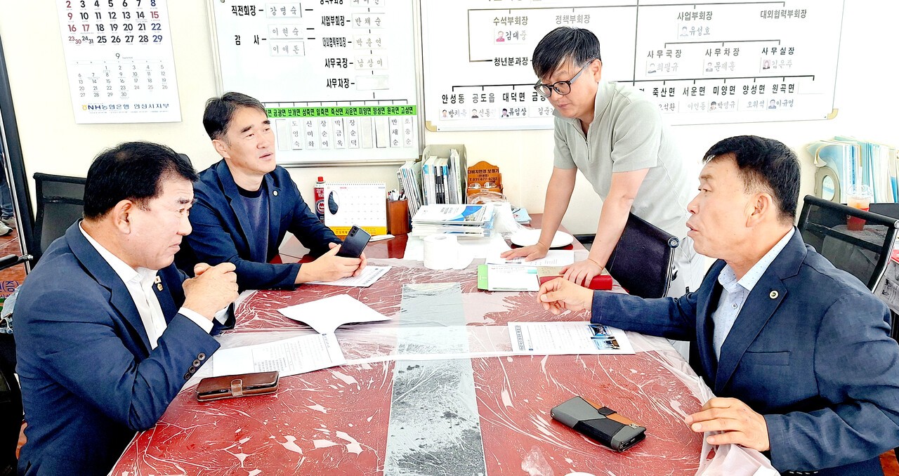 한농연경기도연합회가 18일 백승기 경기도의회 예산결산특별위원장을 방문하고 농정예산 확보와 후계농업인 육성 지원 대책 마련을 당부했다.&nbsp;