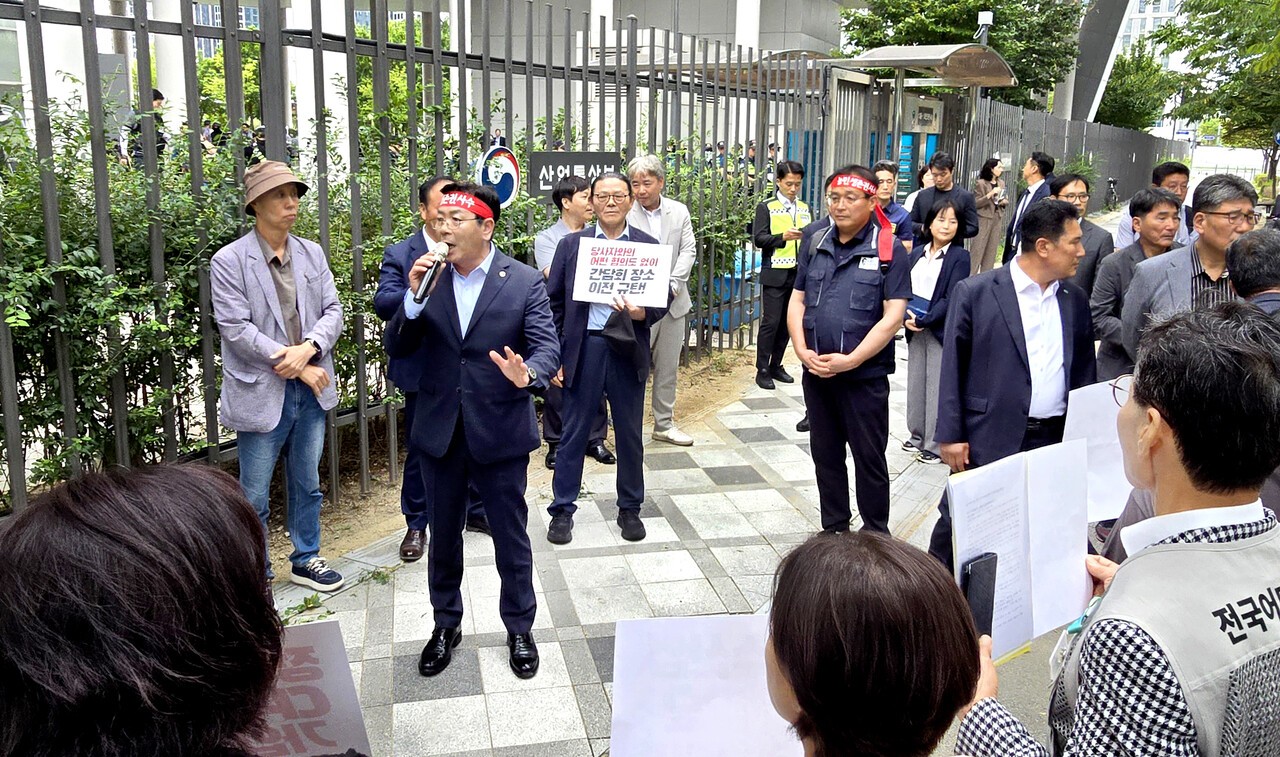 최흥식 한국후계농업경영인중앙연합회장이 CPTPP 농어업 생산자단체 간담회의 불참을 선언하며, 가입 중단을 촉구하는 대정부 투쟁에 농어민의 결집이 필요하다고 호소했다.&nbsp;