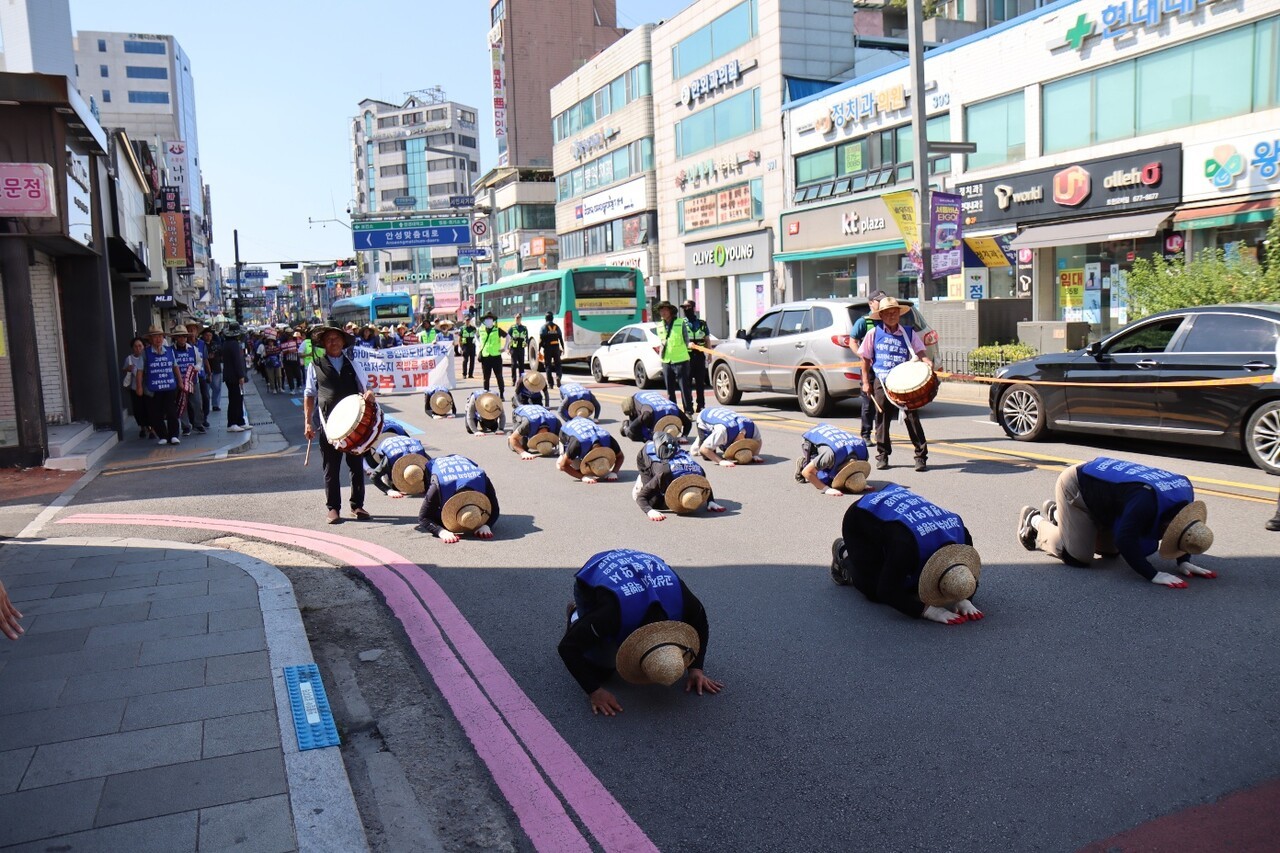 경기 안성시 고삼면 농민들이 SK하이닉스 용인 반도체 클러스터 오폐수의 고삼저수지 직방류 철회를 촉구하는 3보1배를 하고 있다.